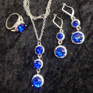 Helt Nya snygga smyckes Set i Sterling Silver 925 med safir stenar  ett halsband två örhängen och en ring