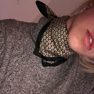  - En scarf slår aldrig fel, vintage scarf i lätt glansigt material perfekt till vilken outfit som helst.  Köparen står för eventuell frakt ❤️