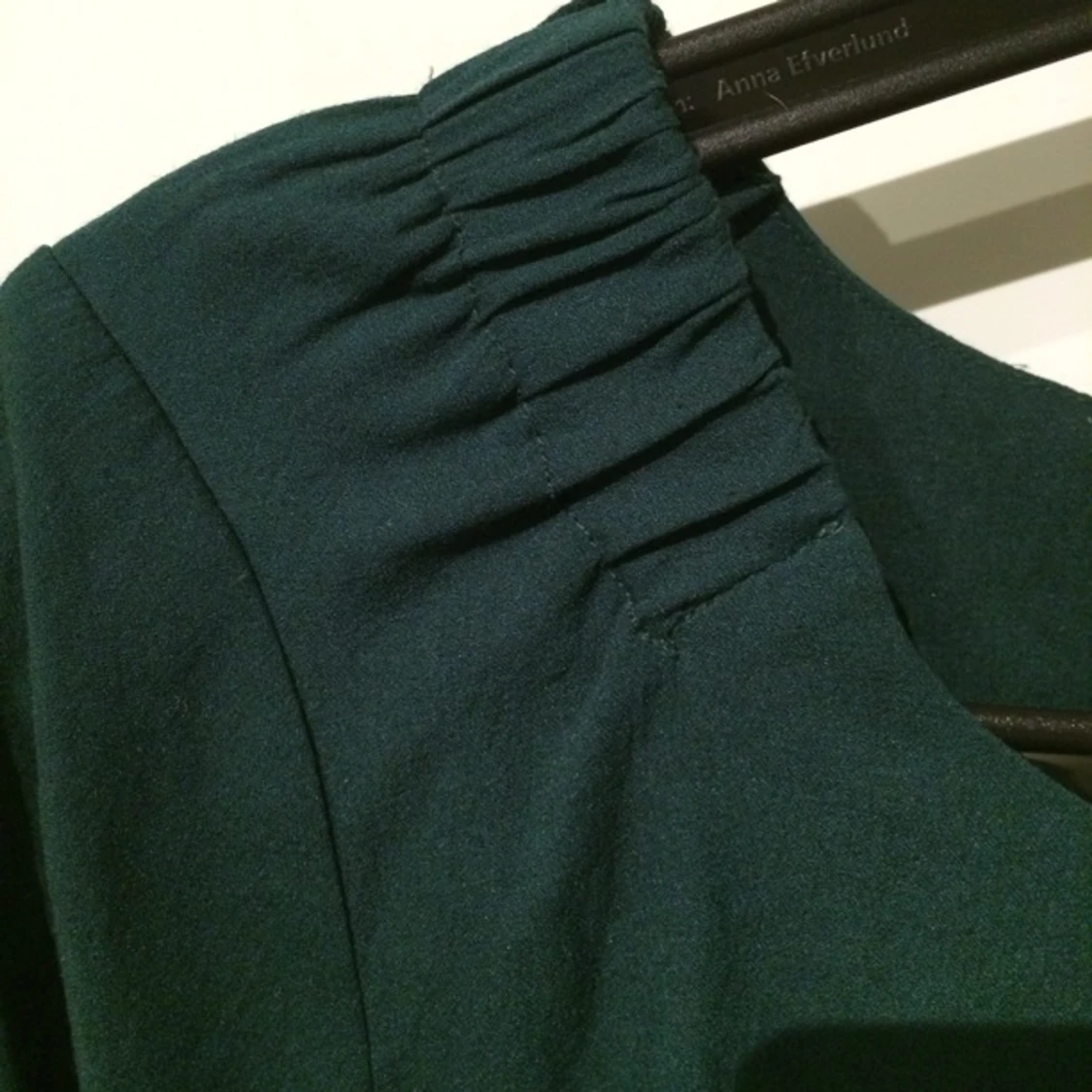 Smaragdgrön blus från Zara, sparsamt använd. Jättefina detaljer och ger snygg figur!