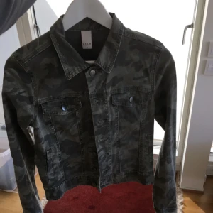  - Camomönstrad jacka från VILA. är lite som en jeansjacka Jättebra skick, storlek S