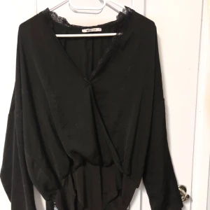  - En body från Gina tricot. Storlek 38.