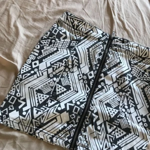  - Mönstrad kjol med dragkedja fram använd fåtal gånger