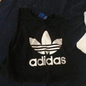  - Adidas top. Använt få gånger