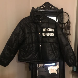  - Jacka från Topshop med tryck. Använd en gång.  