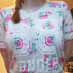  - Säljer denna drömmiga crop top! Så fin att ha på sommaren. Väldigt rak i modellen och köpt i London. Den behöver en strykning och lite kärlek! Kan fraktas. Betalning sker via Swish. ✨