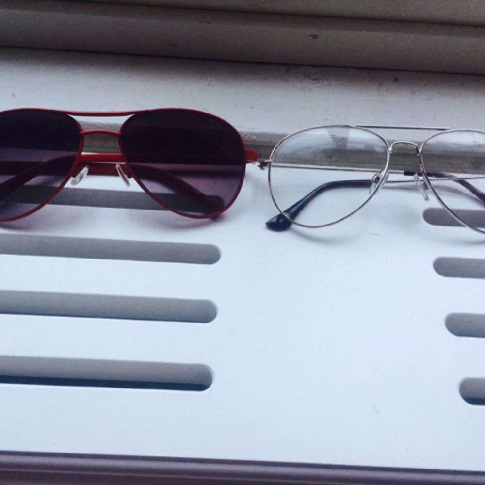 Två par jättesnygga glasögon, den | Plick Second Hand