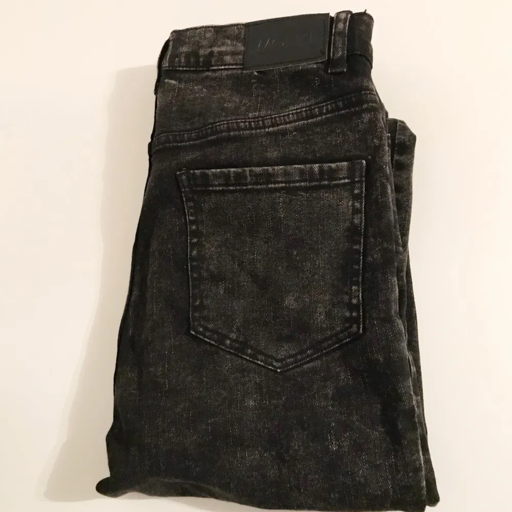 Tighta stentvättade jeans från Monki med hög midja, fint skick! . Jeans & Byxor.