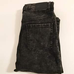 Tighta stentvättade jeans från Monki med hög midja, fint skick! 