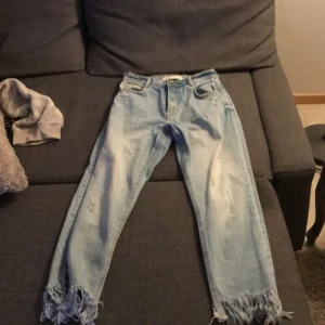  - Världen skönaste/snyggaste jeans! Säljes eftersom jag inte kan ha dom längre. Är lite slappare/Oversize i benen, med hög midja.  Kan mötas upp i Kalmar/Norrköping, annars står köparen för frakt! 🤗