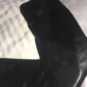  - "Skinn" byxor från Zara. Stretch i midjan ❌Endast testade