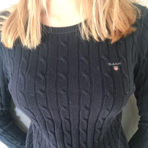  - Marinblå kabelstickad tröja från gant i medium, frakt ingår ej 