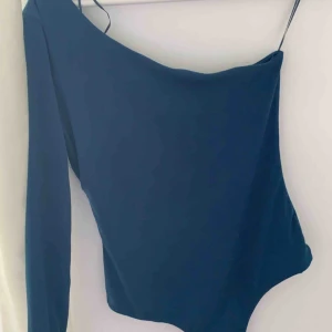  - En offshoulder body från bikbok endast testad.