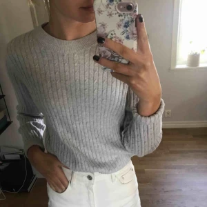  - grå stickad tröja ifrån Gina! är i storleken L, men passar absolut mig som har xs/s.  endast swish & fraktkostnad tillkommer!