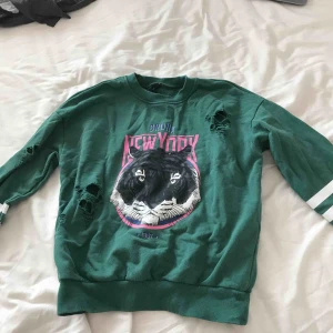  - Tröja från Gina Tricot. Säljer för att jag aldrig använder den. Använt ett få tal gånger och i bra skick. Köparen står för frakten