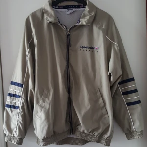  - Vintage Reebok jacka i fint skick. Går inte att se storlek på lappen men skulle säga ungefär som en storlek M. Kan skickas om köparen står för frakten som blir 56kr. 