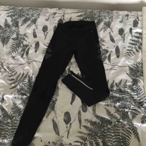  - Träningstights från H&M, använda ett fåtal gånger.   Kan fraktas 🌸