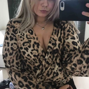  - Leopardmönstrad body/blus från Nelly. Använd ett par gånger men inga imperfektioner. Frakt:25kr💗