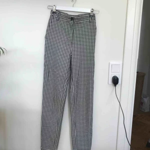  - Ett par finfina svart vita checked byxor med tapered fit, riktiga framfickor, hög midja och full längd. XXS-XS. Använda en elr två gånger.