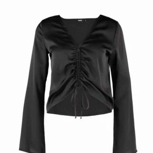  - Söt blus i silkes material. Storlek xs säljs pga att jag har 2. 