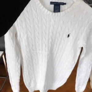  - Vit kabelstickad tröja från Ralph Lauren. Använd 1 gång. Storlek S