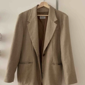  - Kavaj köpt second hand. Står ingen storlek men funkar nog S-L beroende på hur den ska sitta. Tror det är en dammodell så ärmarna är bra längd. 