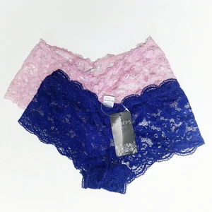  - Helt nya spetstrosor som jag fått i present. Storleken är S och priset är styckvis. De rosa är sålda men har ett par gröna också.