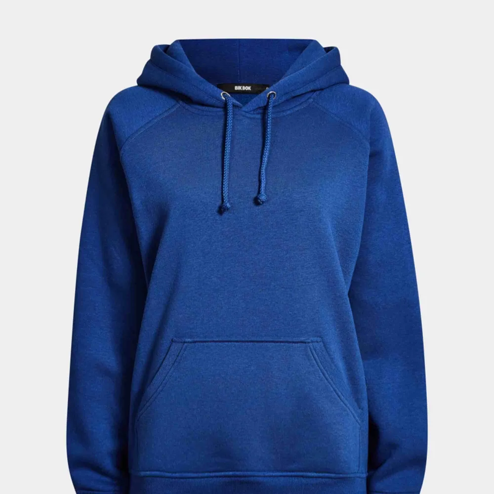 En alpha hoodie ifrån bikbok i denna asfina blåa färgen. Jättefint skick och säljer enbart för att den inte används! . Hoodies.