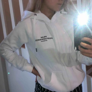  - Jätte snygg vit huvtröja från peak performance. Nyskick, använd bara någon gång. Mer som en S än M!!