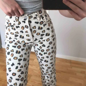  - Ett par snygga krämvita leopard jeans från Weekday. Nästintill nya, endast använda 2 gånger. Köparen står för frakten och tar helst swish.
