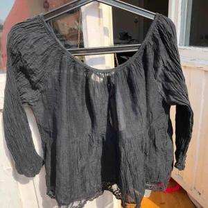  - En kortare svart blus från Tessie i strl M men som även passar S. Endast använd fåtal gånger så är i fint skick. Nypris 299kr.  Frakt ingår!