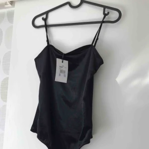  - Bodysuit i storlek sx och oanvänt som den sitter kvart lappen. 70kr inklusive frakten