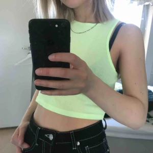  - Limegrön magtopp köpt på hm. Använd 1 gång. Möts upp i Stockholm annars tillkommer frakt!