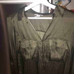  - Basic blus från HM, färg khaki grön