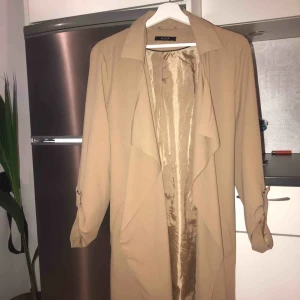  - Snygg trenchcoat i beige 