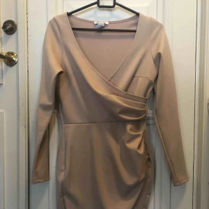  - Klänning från Nelly. Aldrig använd, enbart testad. Stl S  Köparen står för frakten