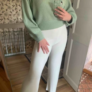  - Superfina byxor i en rak modell. Dom är inte genomskinliga, dom funkar med hudfärgade eller vita underkläder. Köpt från Nelly för 400kr och är helt oanvända. Storlek M och är stretchiga. 