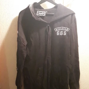  - Hood från Killstar! Använd en endast en gång. Flera patches på armarna. Luva och snörning som slips eller rosett. 💜  Frakt tillkommer vid köp!   