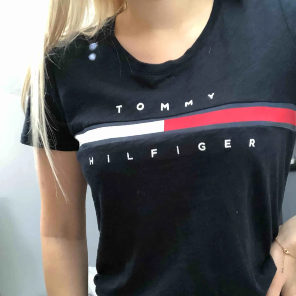 En marinblå Tommy hilfiger t-shirt, köpt i USA för ett år sedan, använd sparsam och ett fåtal gånger. Storlek XS men passar S.  Frakten är inräknad i priset.. T-shirts.