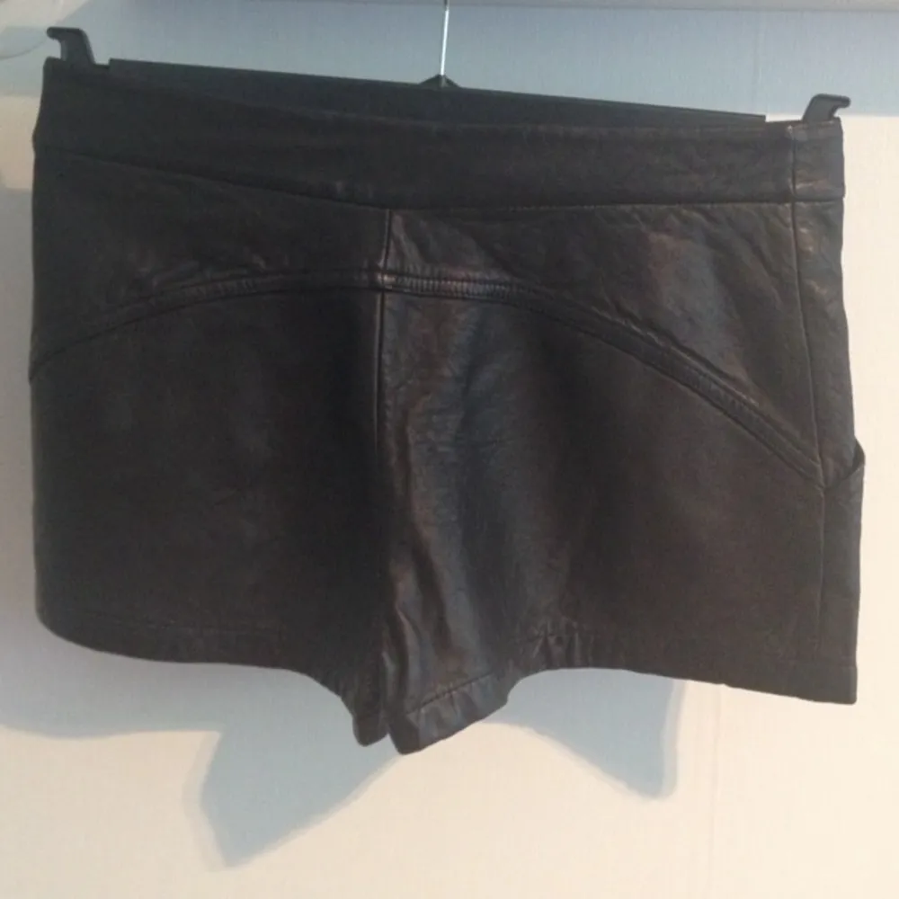 Svarta lädershorts. Säljs billigt pga av liten fläck (första bilden). Shorts.