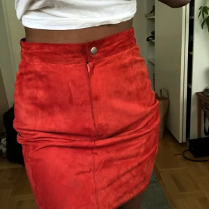  - Jättefin kjol i äkta mocka. 