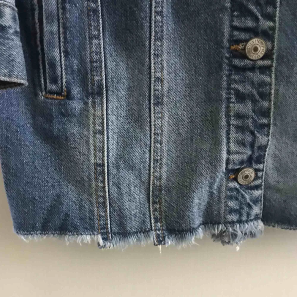 Jeansjacka i en längre modell, snyggt oversized 👌🏻. Jackor.