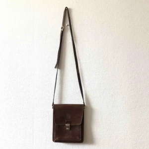  - Fin vintage väska för livets alla äventyr, härlig platina & många fack + ett baktill med blixtlås | • Se bild 3 för märke • Mått fås på begäran • Högst troligen äkta skinn/läder • + Frakt 63kr spårbart 