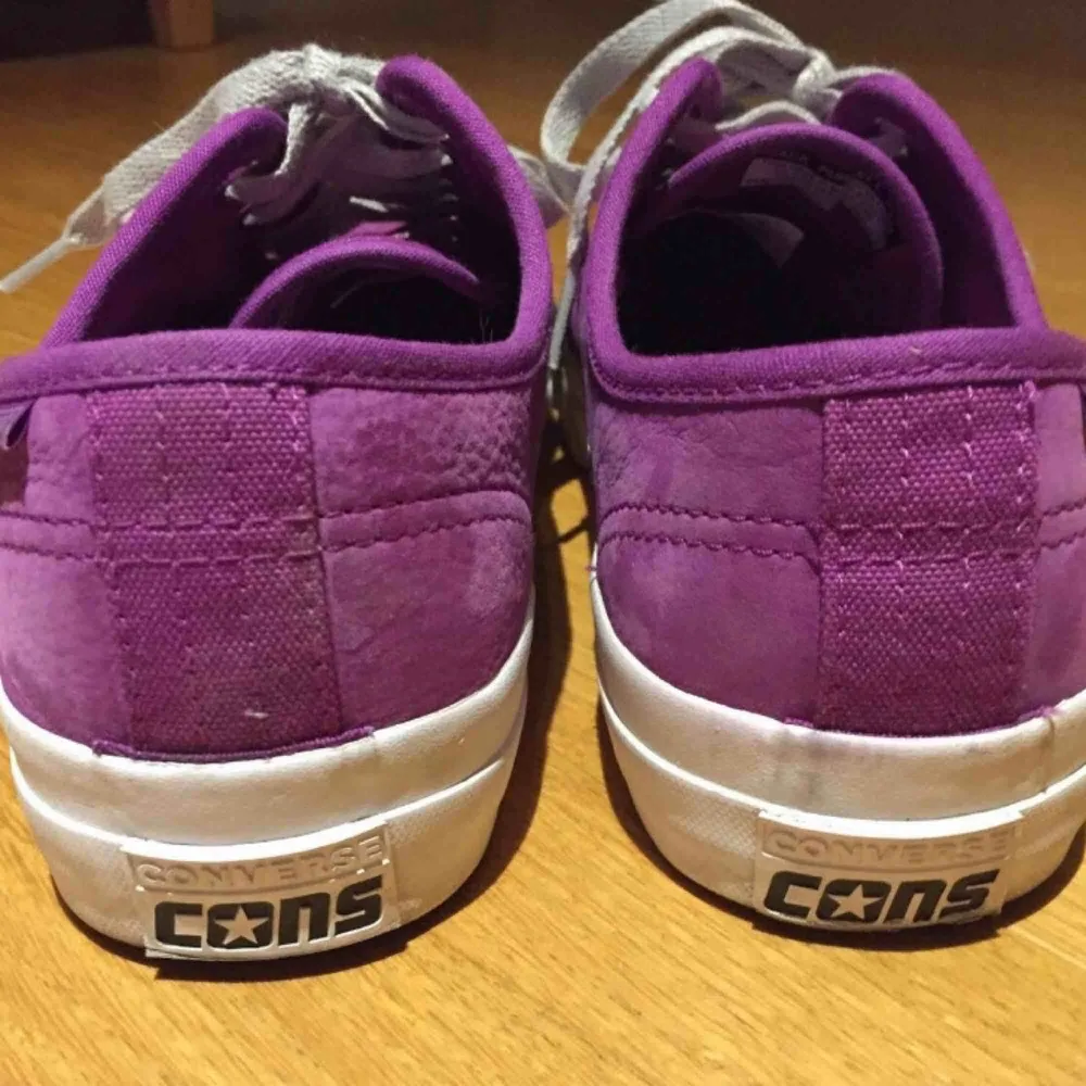 Converse Skate Skor i storlek 43. Använda tre gånger men säljer pga för liten storlek. Gjorda för skating men funkar exakt lika bra som vanliga skor. Orginalpris 849 kr. . Skor.