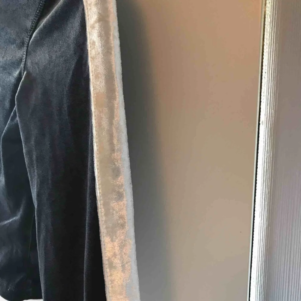 En grå/ silvrig cropped långärmad tshirt i velvet material! Aldrig använd prislappen finns kvar! Köparen står för frakten och tar emot swisch!💙. Toppar.