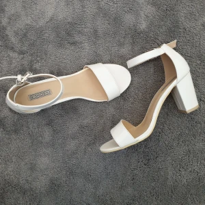  - Super fina klackskor från Nelly.com i storlek 40! Passar perfekt till student och bal osv Använda endast en kort stund, säljer pga får ingen användning för dom  Kan mötas upp i Stockholm eller skicka mot frakt! Nypris 300kr 