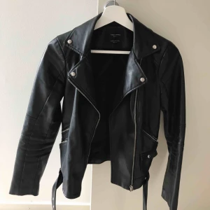  - Skinnjacka från zara i fint skick! Fina detaljer med fickorna och ”skärpet” i slutet av jackan, fin att både ha stängd och öppen. 🤩 Skickas men frakten står köparen för