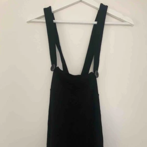  - Svart hängselklänning, superfin! Köparen står för frakt!