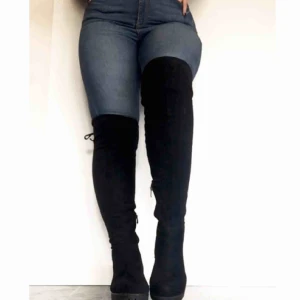  - Svarta high thigh boots i väl skick!  Klackhöjd: 5cm.  Material: Mocka imitation.   Stor i storleken, sitter som 41.  Knytning längst upp på skon (se bild 2) så man kan justera hur tight det sitter vid låren.   Produkt pris ink frakt💜