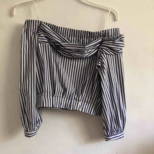  -  Off shoulder Blus från zara