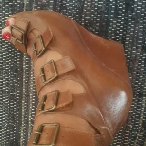  - Jättefina skor ifrån Topshop med riktig vintagekänsla. Säljes då jag tyvärr aldrig använder dom. Använda men i fint skick. Frakt tillkommer.